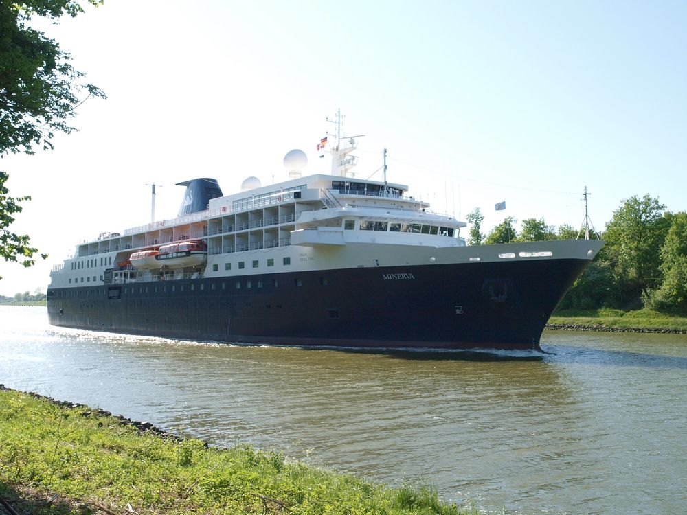 Kleines Kreuzfahrtschiff MINERVA auf dem Nord-Ostsee-Kanal