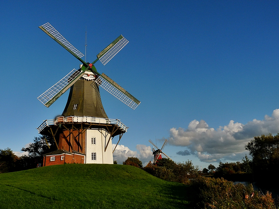 kleines Lebenszeichen von mir ....die Zwillingsmühlen von Greetsiel