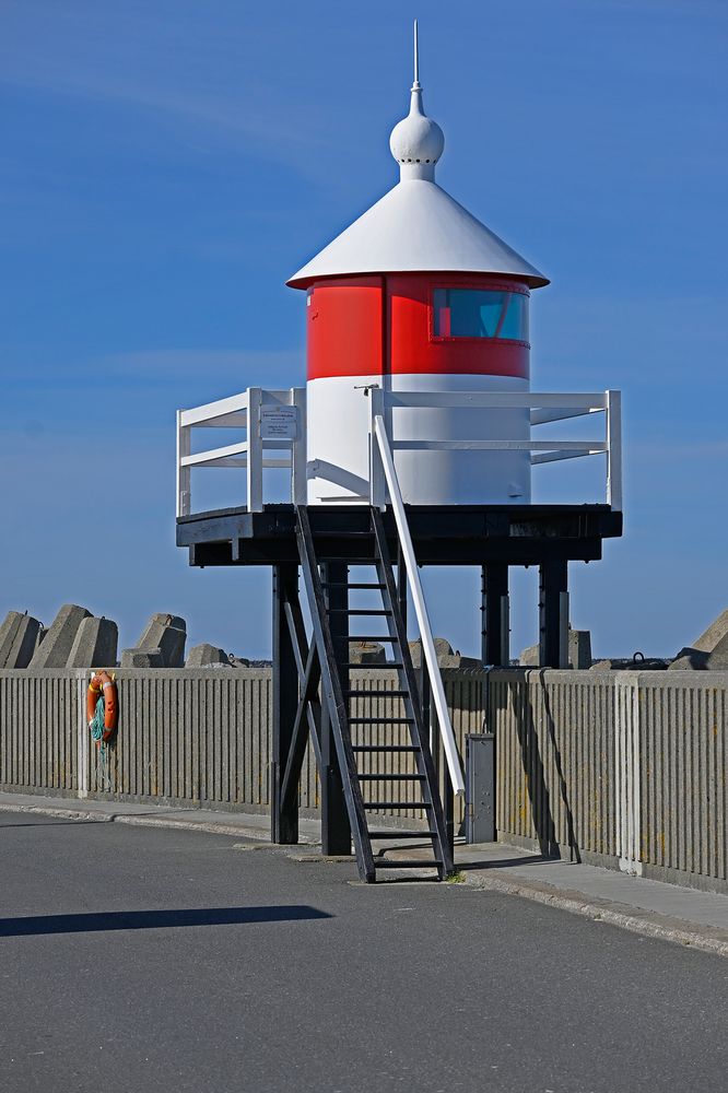 Kleines Leuchtfeuer auf der Hafenmole von Thyborøn (DK)