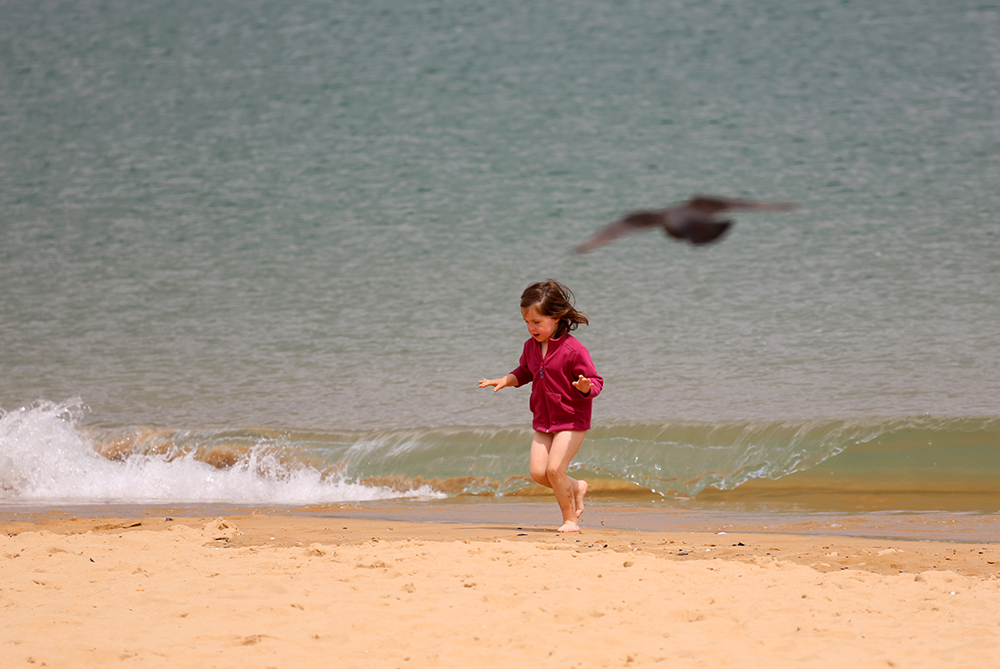 Kleines Mädchen am Strand (c)