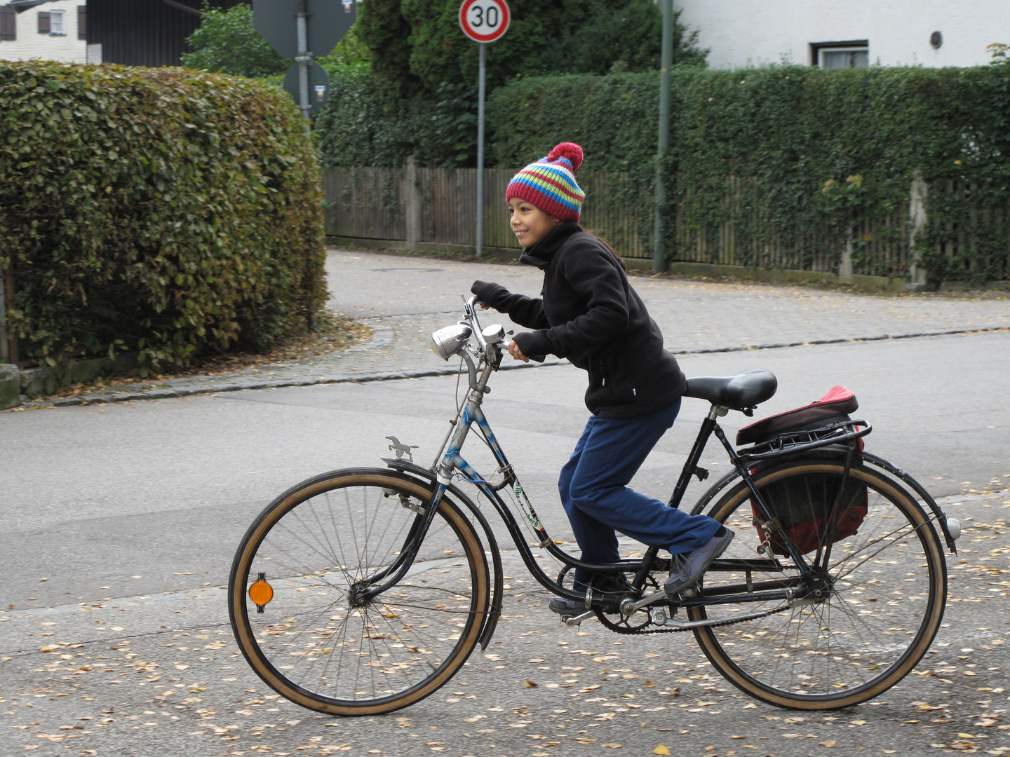 kleines Mädchen auf altem Fahrrad - - - Jung und Alt