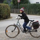 kleines Mädchen auf altem Fahrrad - - - Jung und Alt