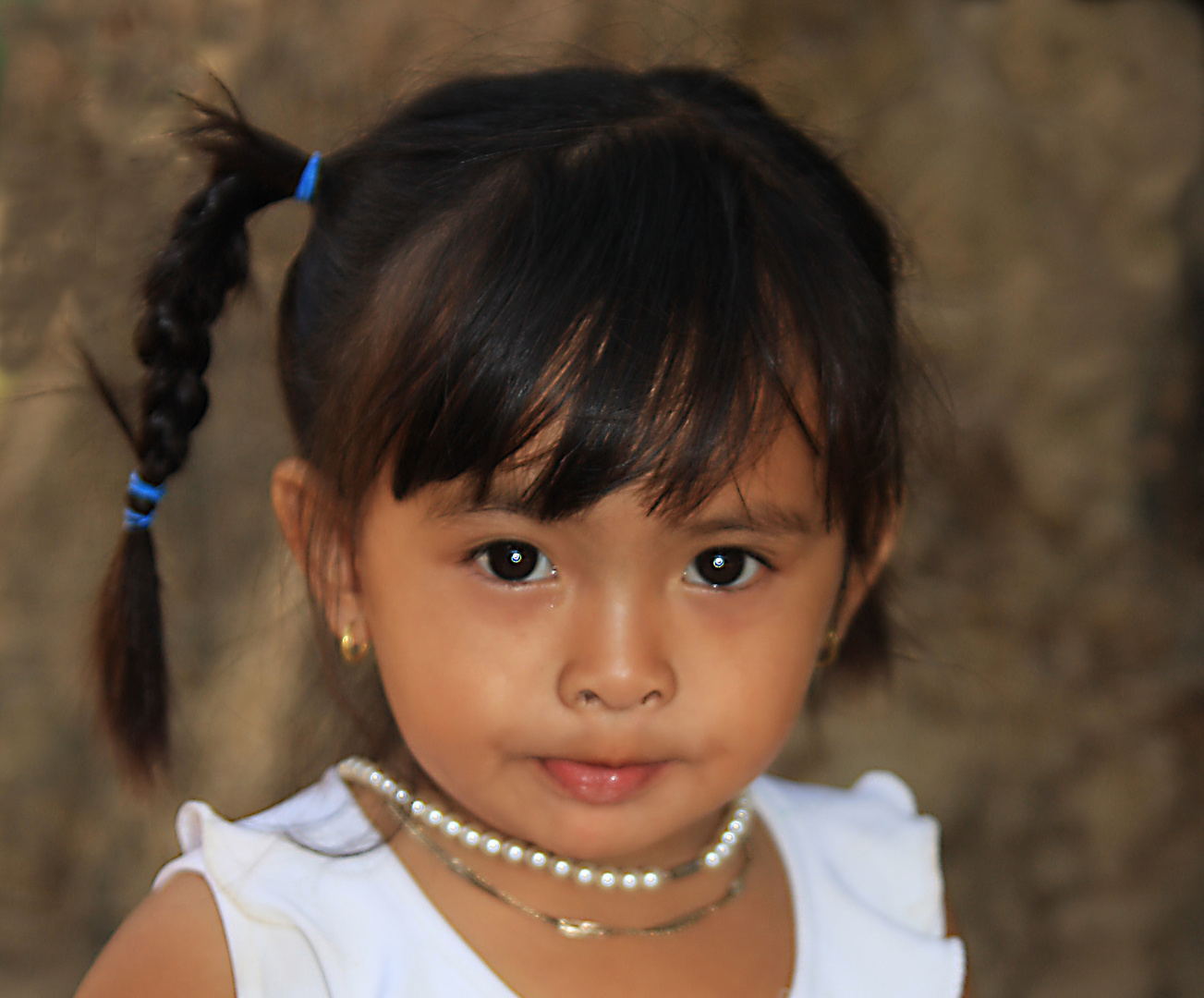 Kleines Mädchen auf dem Gelände von Angkor Wat