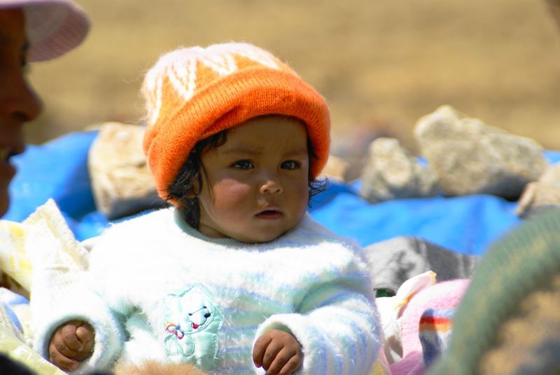 Kleines Mädchen auf dem Pass Veliz Viaje in Peru