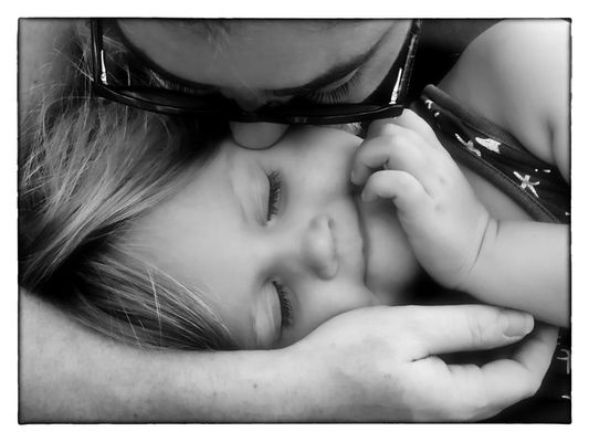 Kleines Mädchen beim Kuscheln