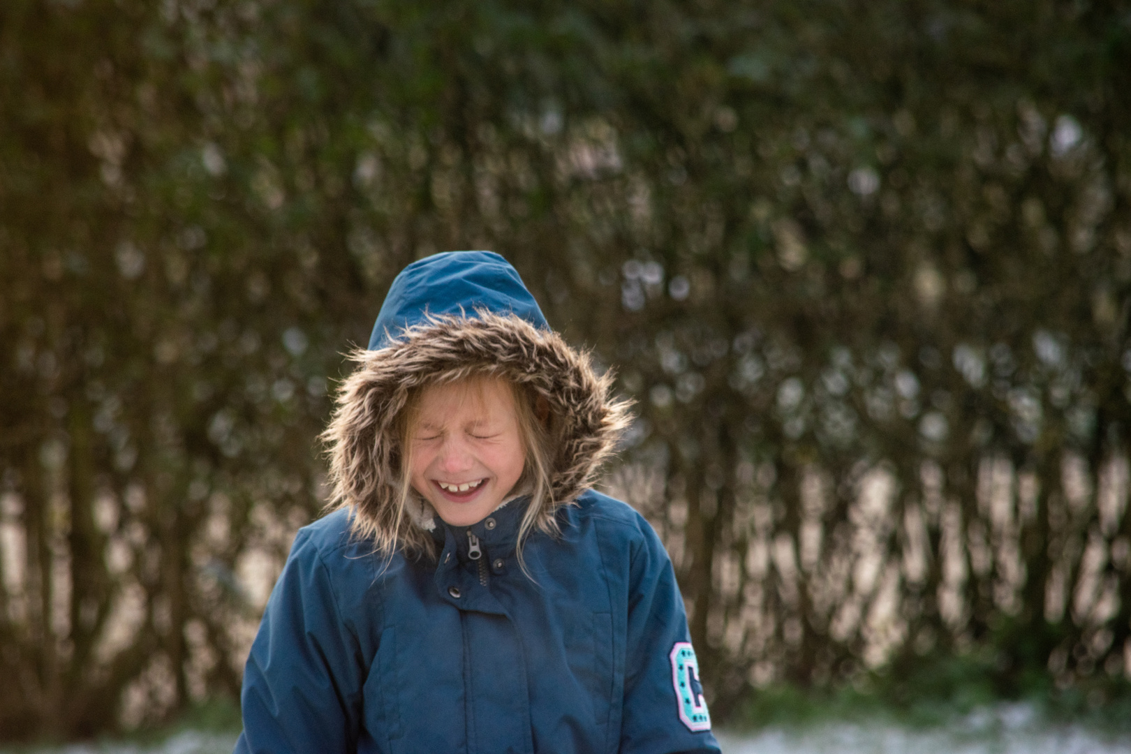 Kleines Mädchen hat Spaß im Winter