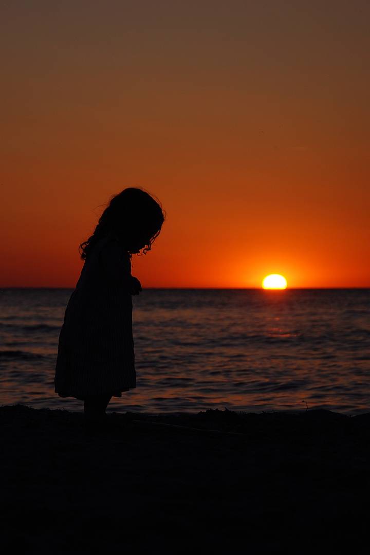 Kleines Mädchen im Sonnenuntergang Foto &amp; Bild sonnenuntergänge