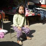 Kleines Mädchen in der Kunminger Januarsonne