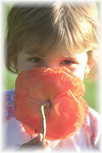 Kleines Mädchen mit großer Blume