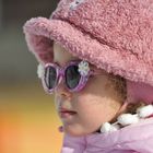 Kleines Mädchen mit Hut und Sonnenbrille