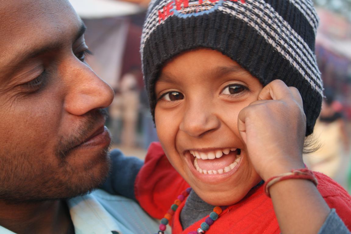 kleines Mädchen mit ihrem Vater in Pushkar