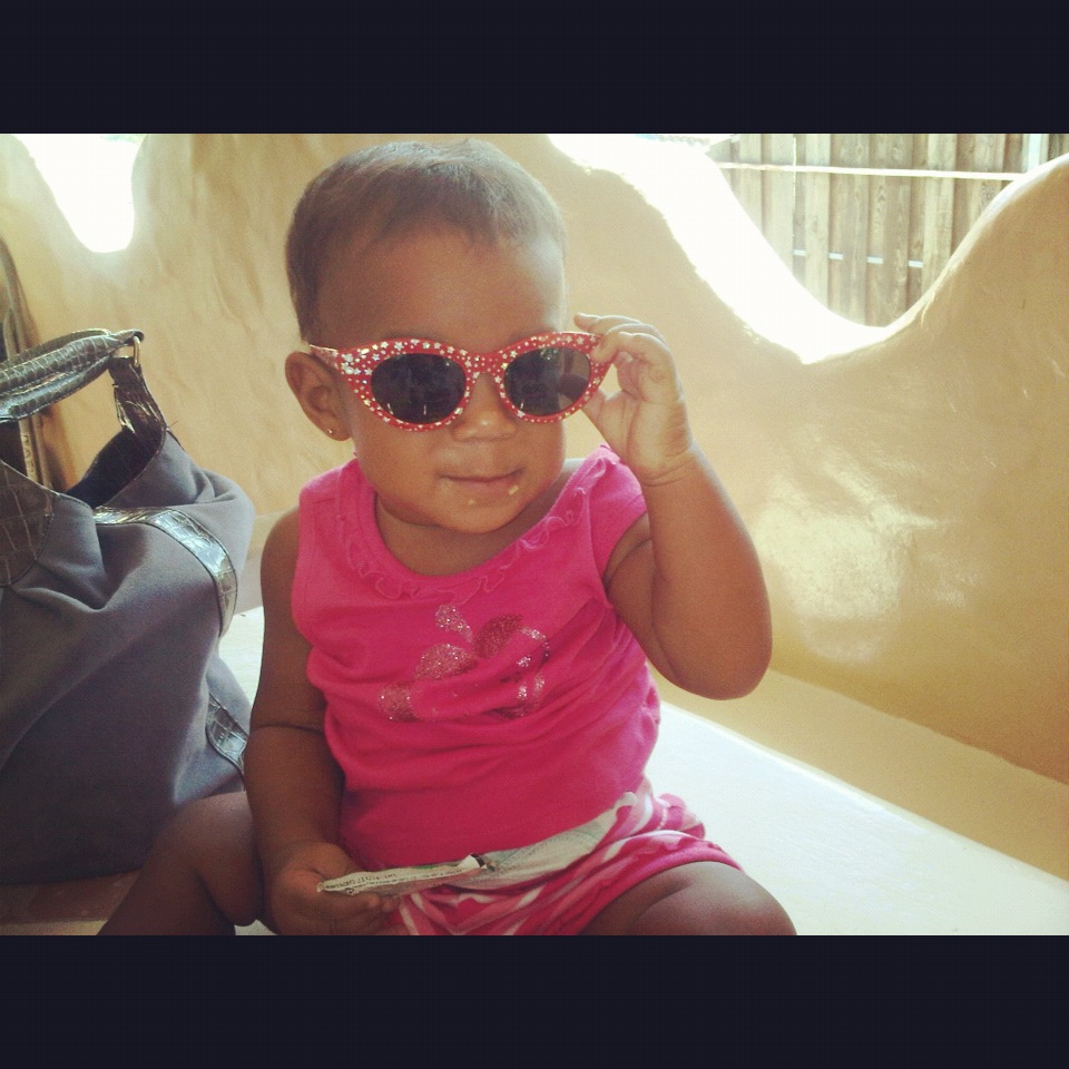 kleines Mädchen mit Sonnenbrille