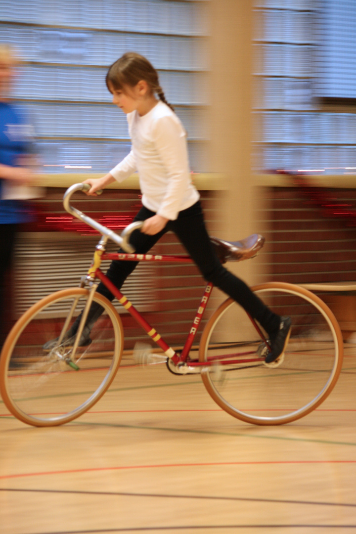 kleines Mädel ganz groß auf großen Fahrrad