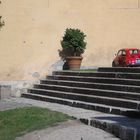 Kleines rotes Auto auf großer langer Treppe