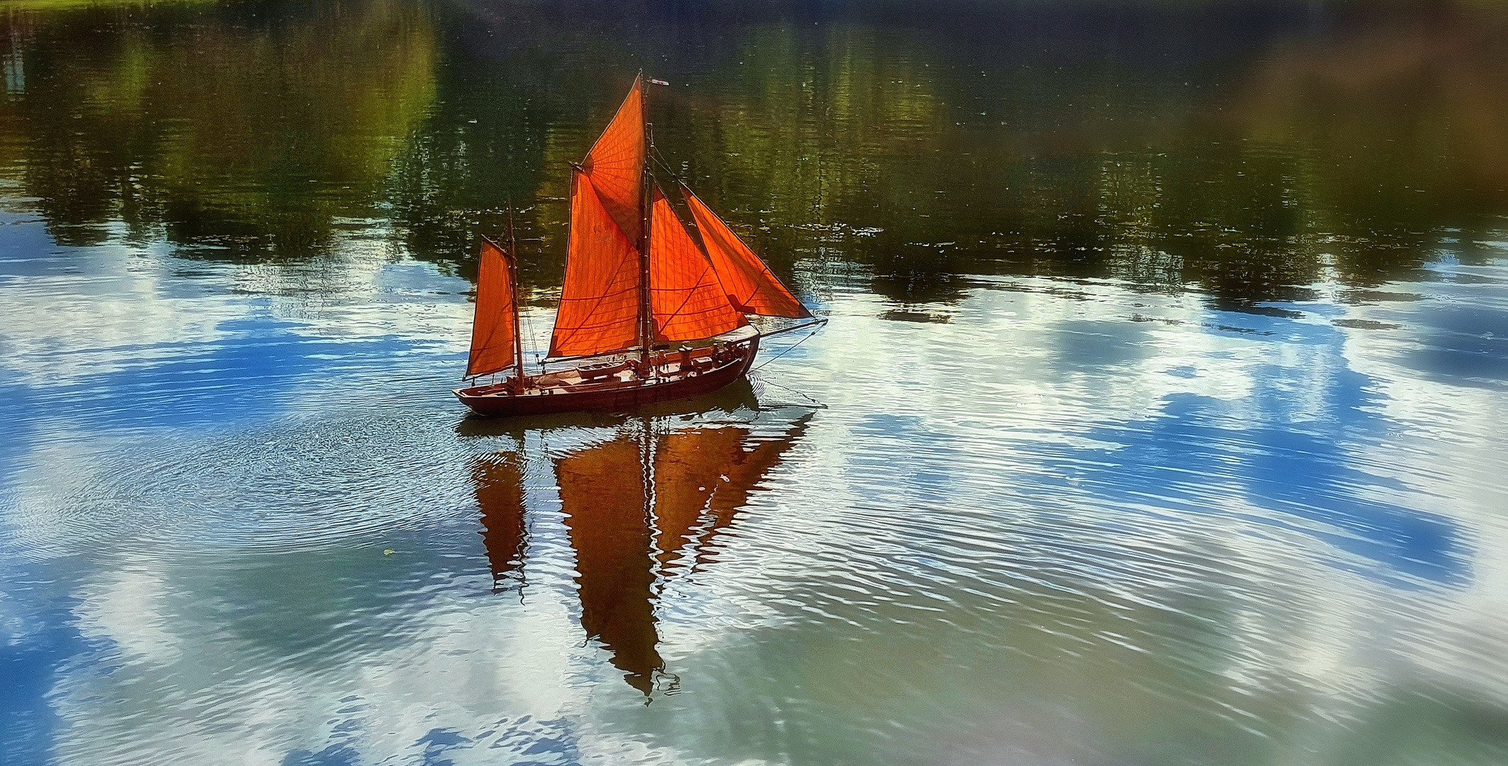 Kleines Schiff auf großer Fahrt