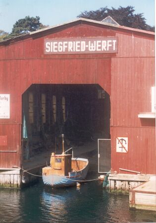 Kleines Schiff in großer Werft