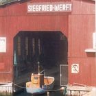 Kleines Schiff in großer Werft