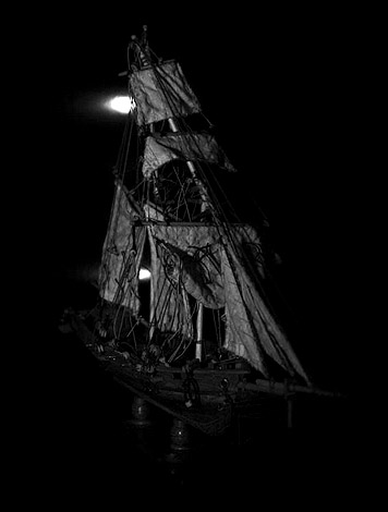 Kleines Schiff Schwarz Weiss Foto Bild Schiffe Und Seewege Segelschiffe Verkehr Fahrzeuge Bilder Auf Fotocommunity