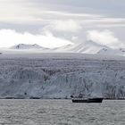 Kleines-Schiff-vor-grossem-Gletscher