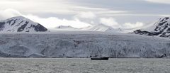 Kleines-Schiff-vor-grossem-Gletscher