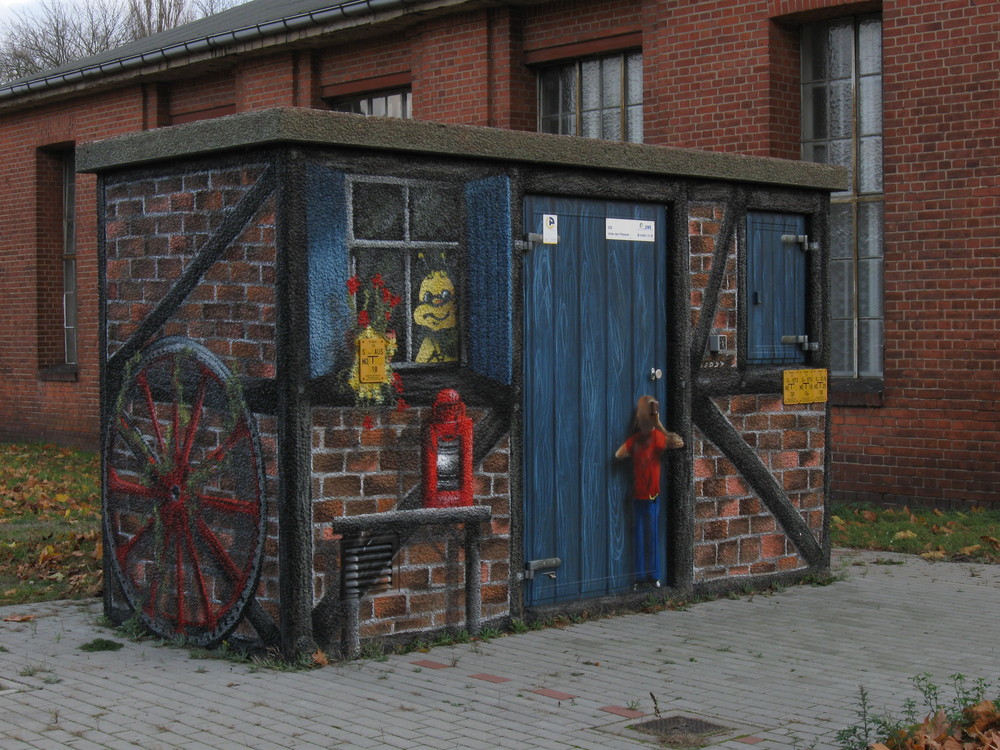 Kleines, schön "bemaltes" Trafohäusschen in Brandenburg/Kirchmöser