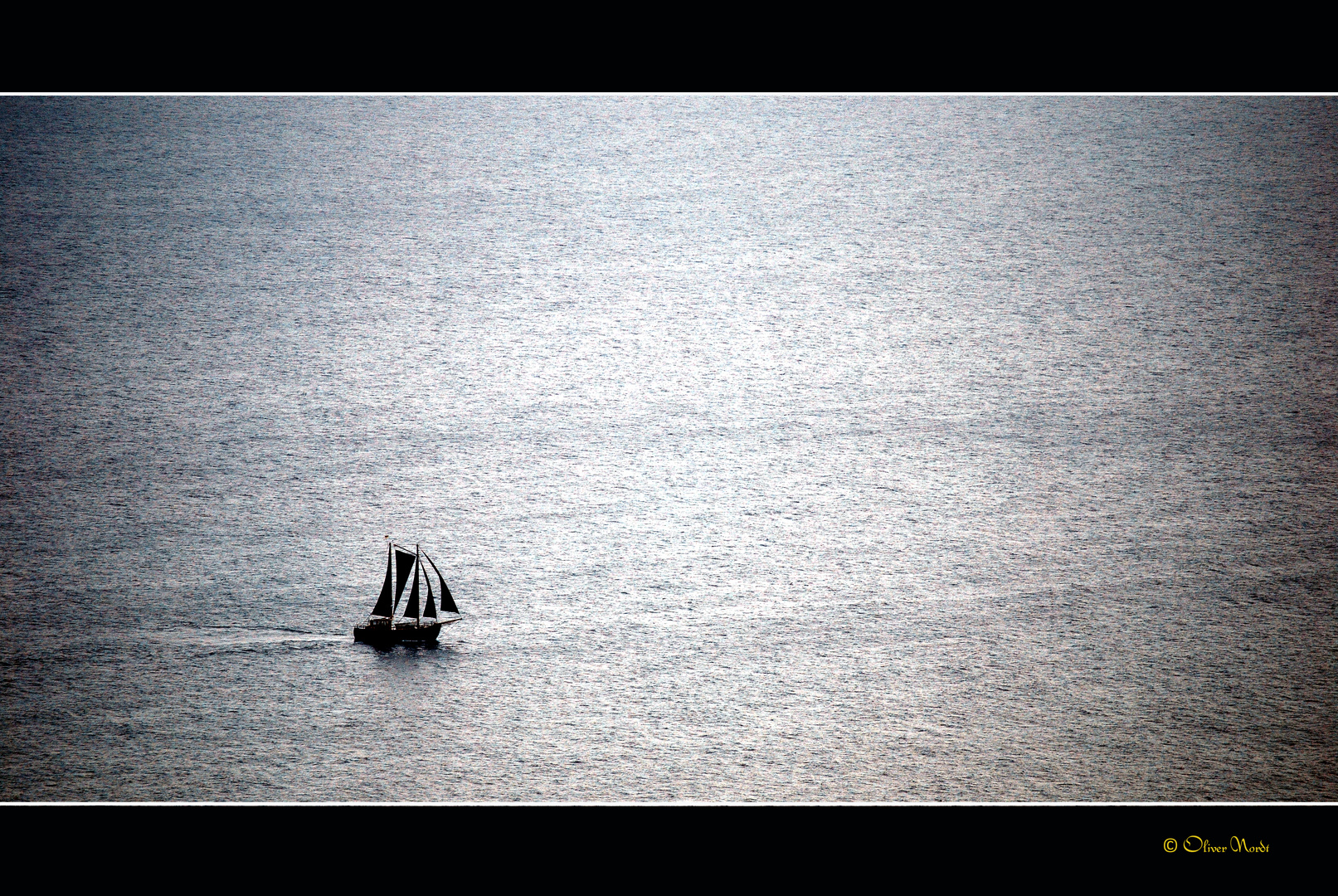 Kleines schwarzes Schiff vom Königsstuhl aufgenommen