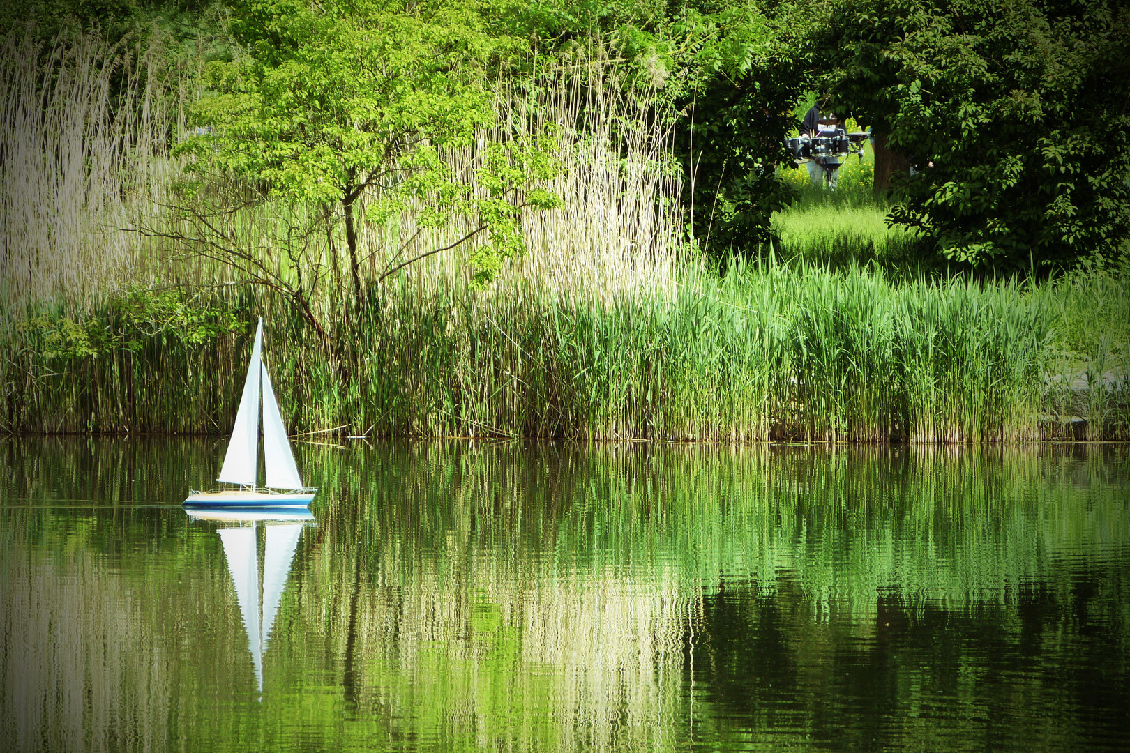 Kleines Segelboot im kleinen See