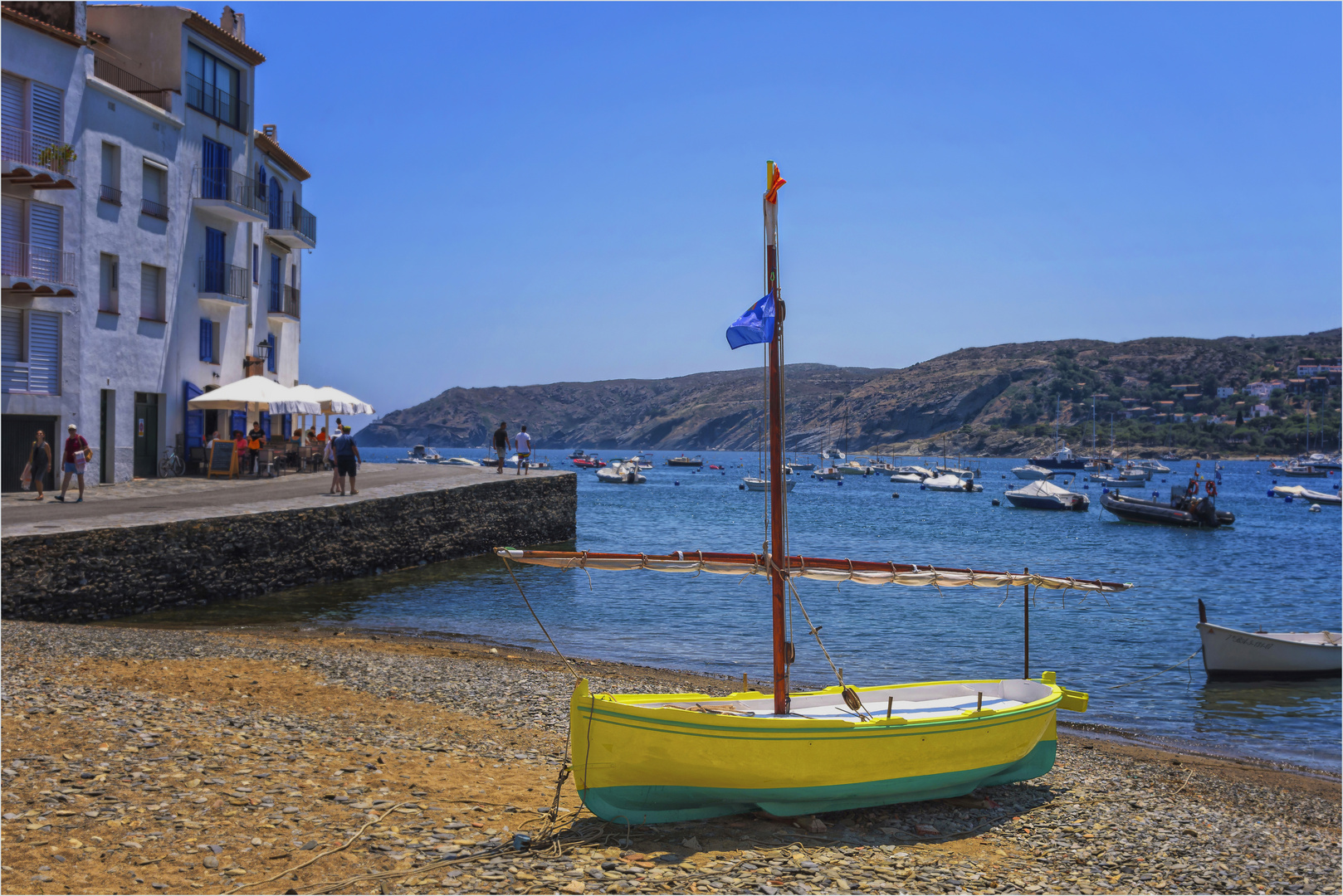 Kleines Segelboot in Cadaqués