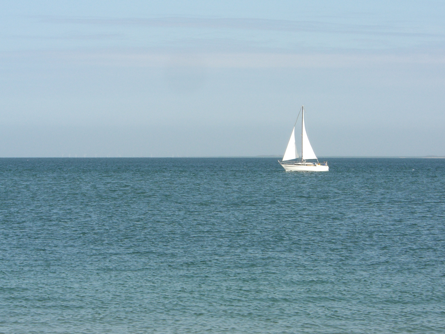 Kleines Segelboot vor Hörnum