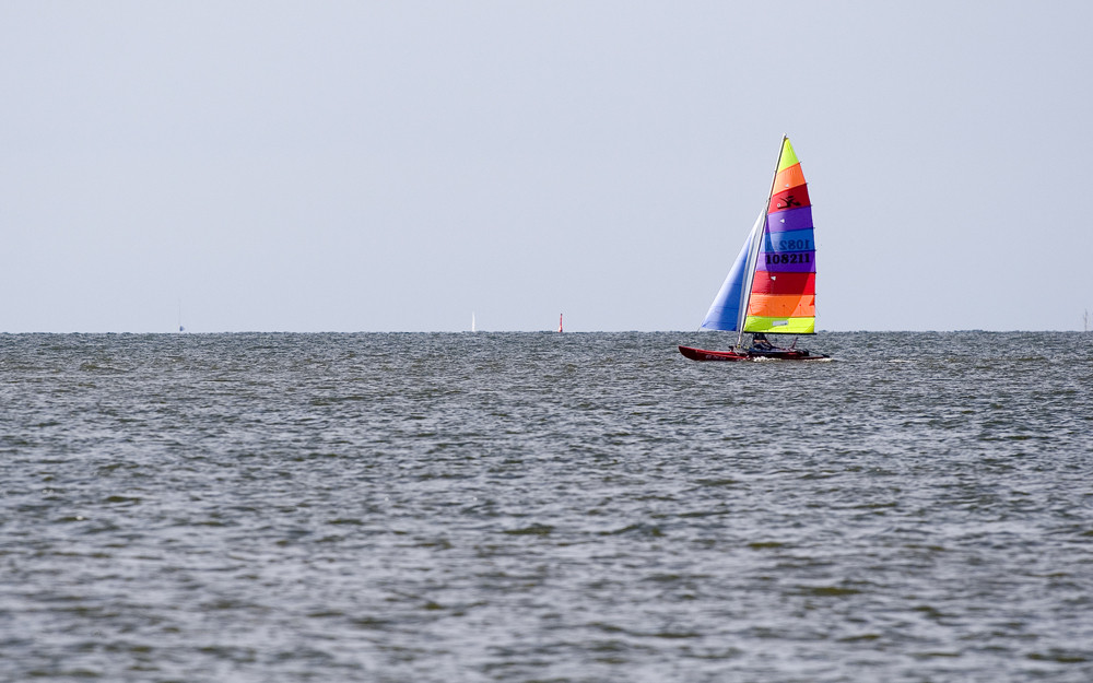 Kleines Segelboot vor Langeoog