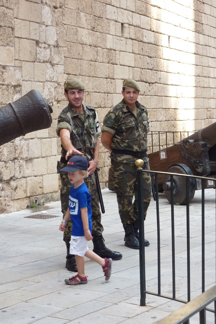 "Kleines Sicherheits - Risiko" vor dem königlichen Palast in Palma