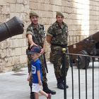 "Kleines Sicherheits - Risiko" vor dem königlichen Palast in Palma