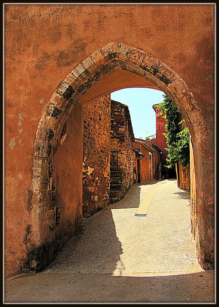 Kleines Stadttor in Roussillon