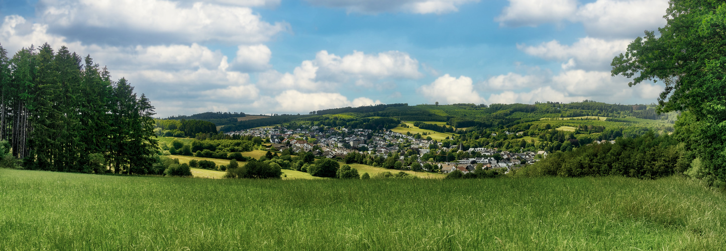 Kleines Städtchen im waldigen Sauerland