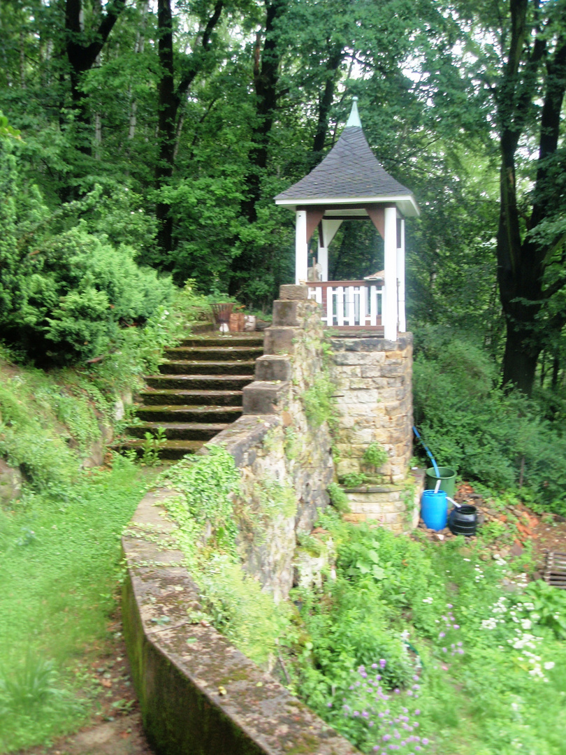 kleines türmchen im wald