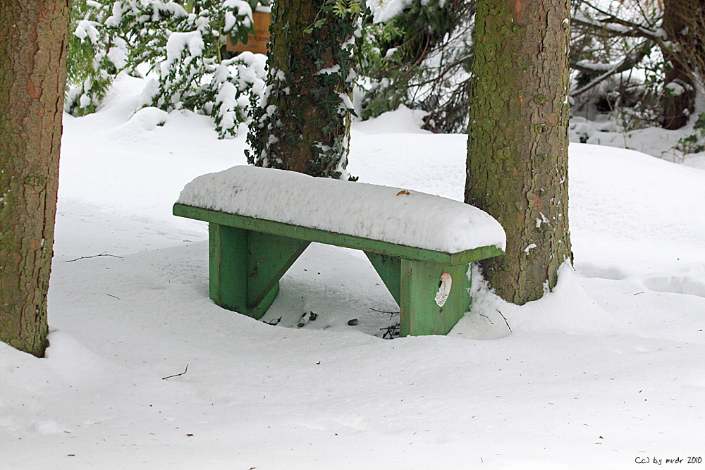 Kleines, verschneites Bänkchen