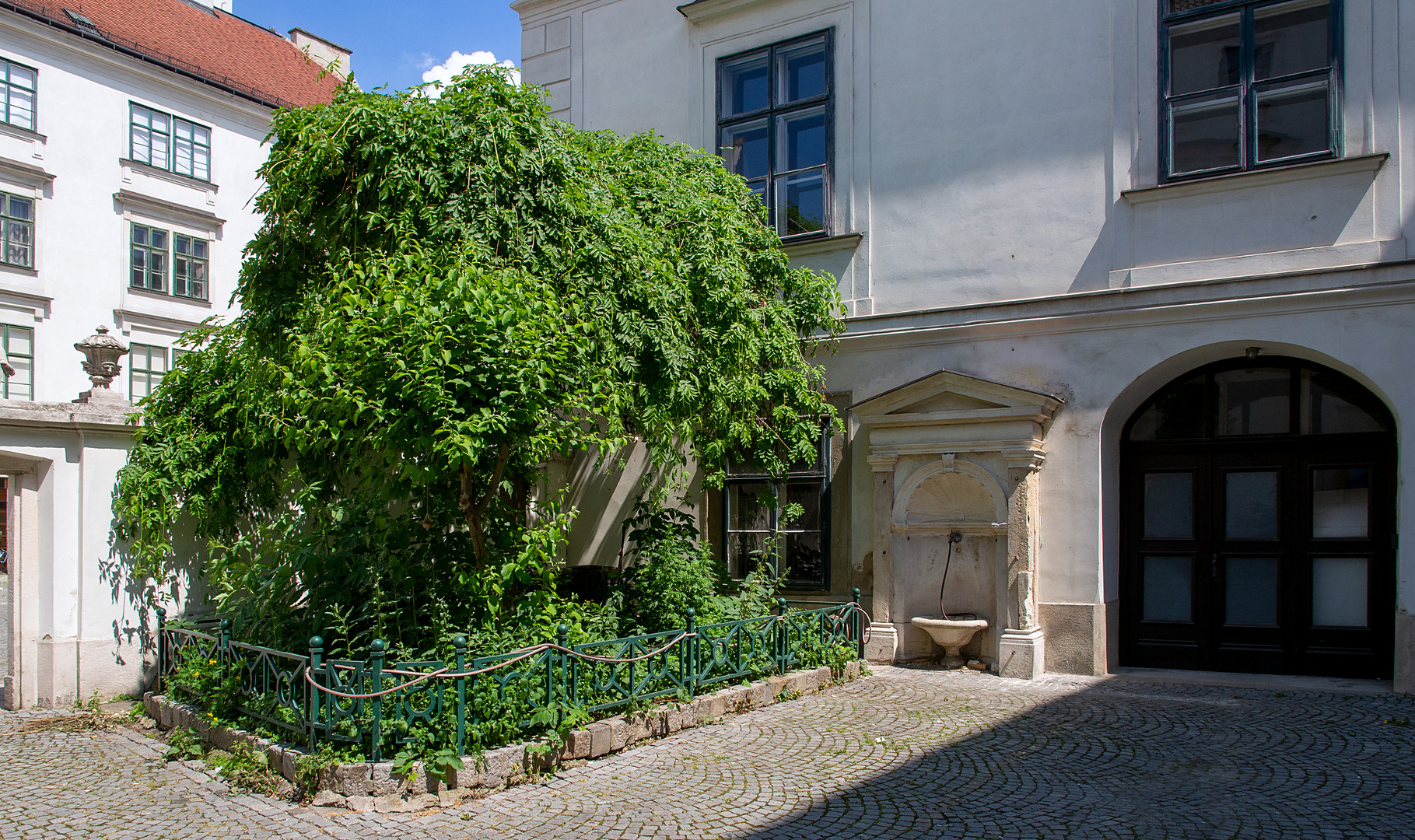 "kleingarten" mit brunnen und schlauch...