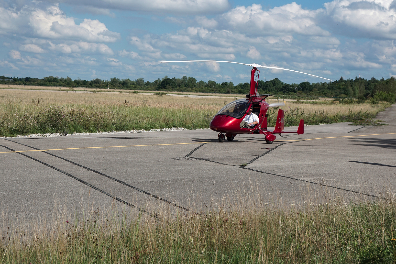 Kleinhubschrauber auf dem Weg zum Start..