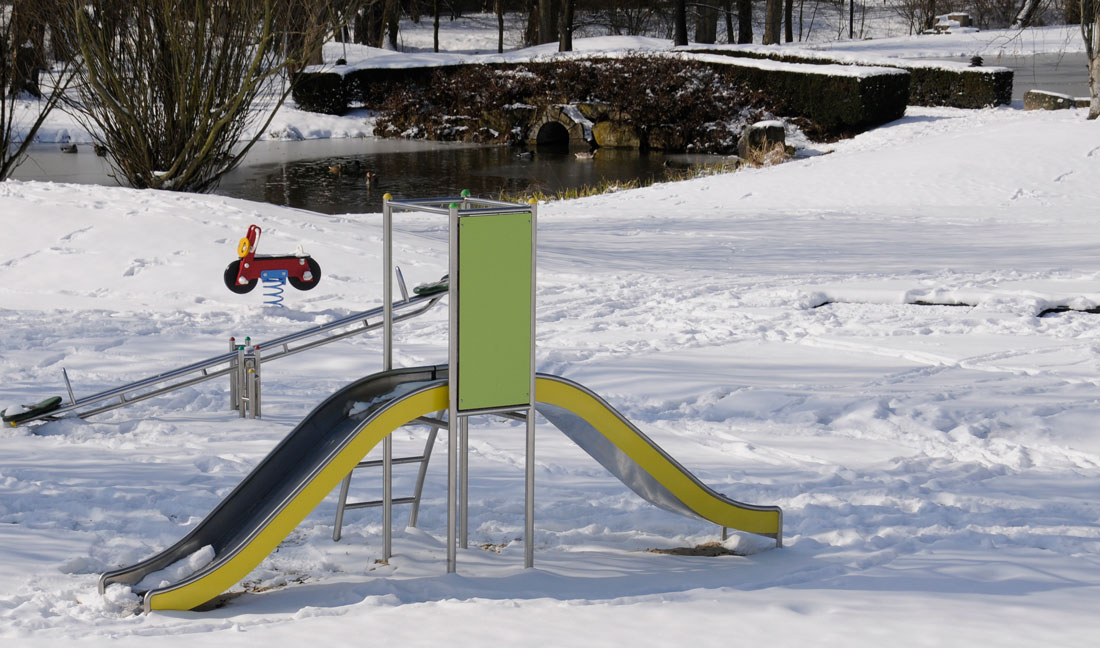 Kleinkindrutsche - nicht für Kleinkinder geeignet - u.a. durch runde Leitersprossen