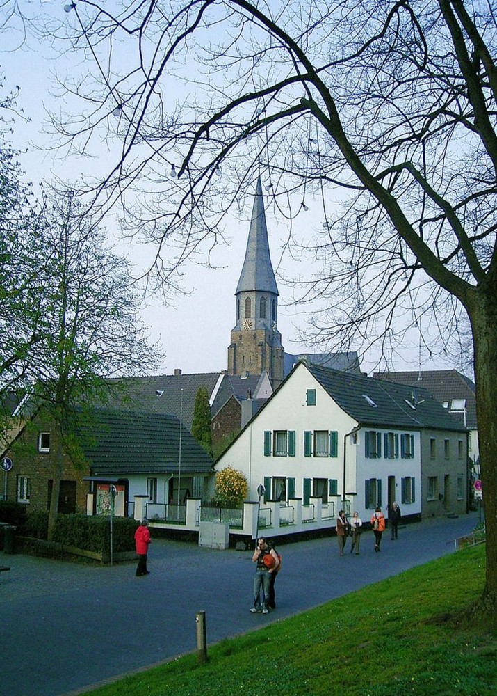 Kleinstadt am Rhein.