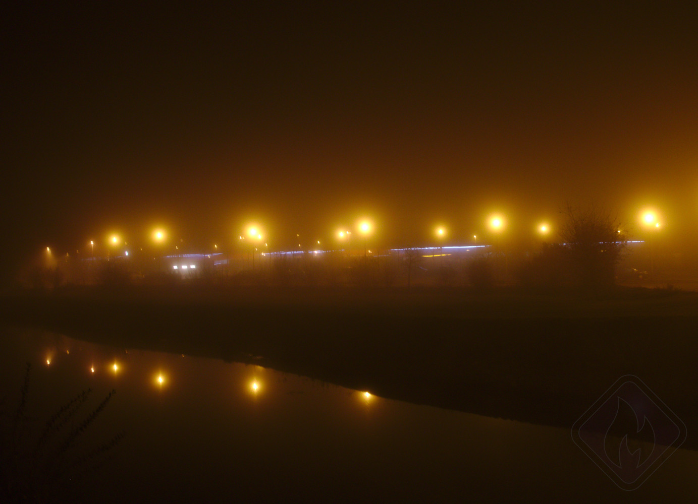 Kleinstadtbahnhof im Novembernebel nachts