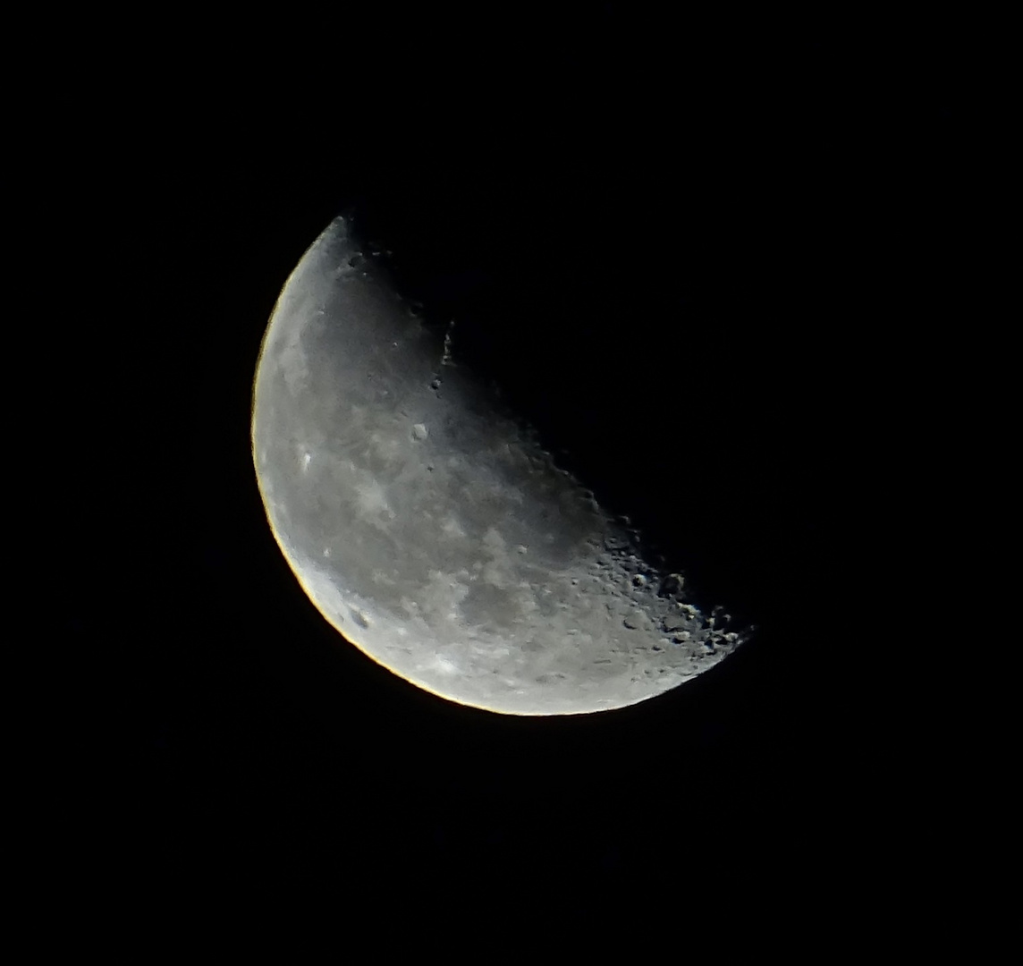 Kleinster abnehmende Halbmond des Jahrhunderts und Blick auf den Mond-Südpol