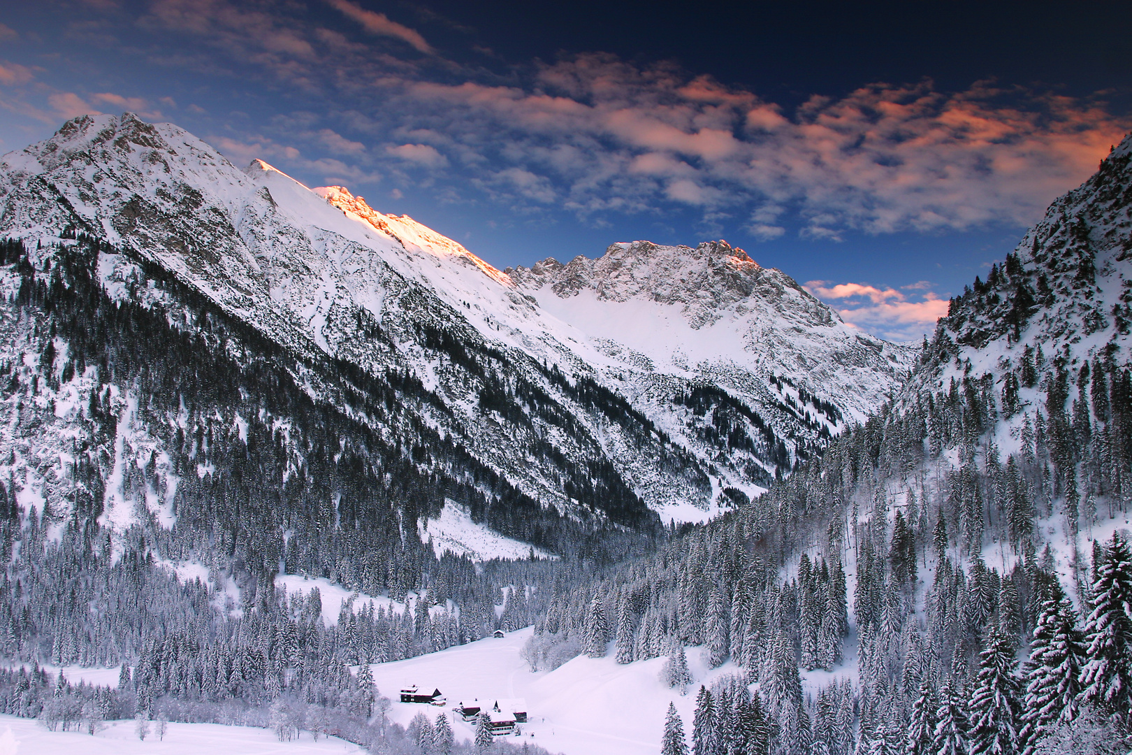 Kleinwalsertal Alpenglühen