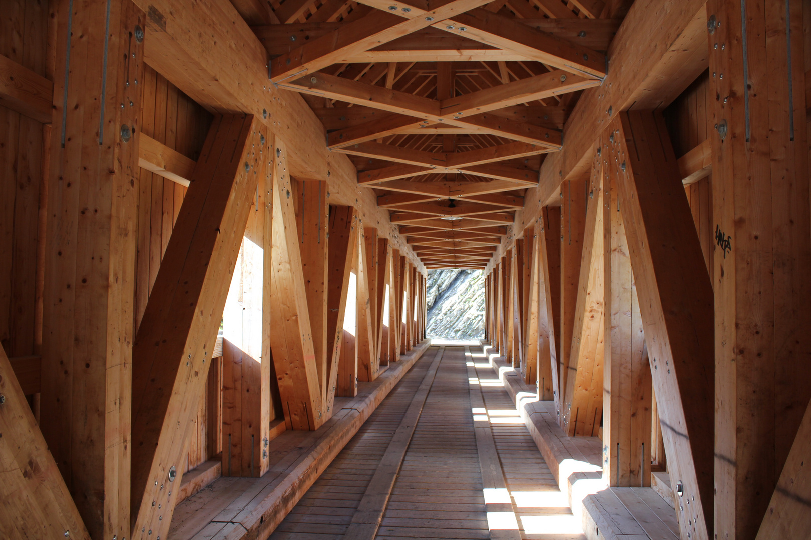 Kleinwalsertal, Holzbrücke über die Breitach bei Höfle