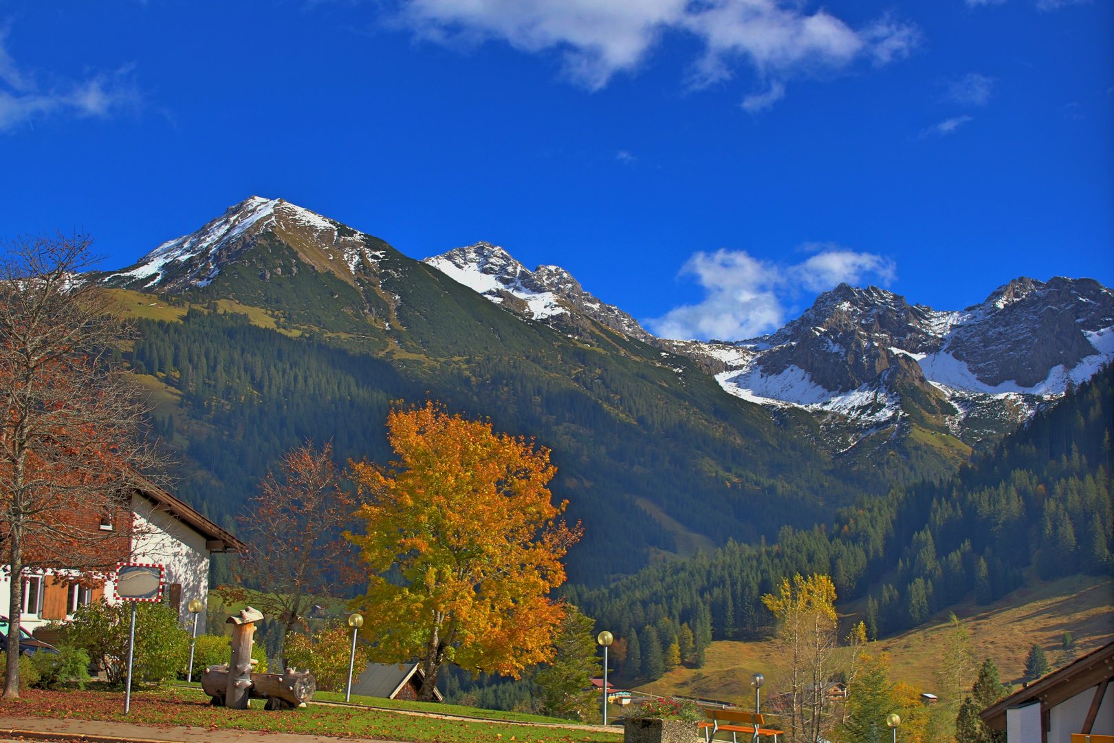 Kleinwalsertal, Mittelberg in erster herbstlicher Färbung