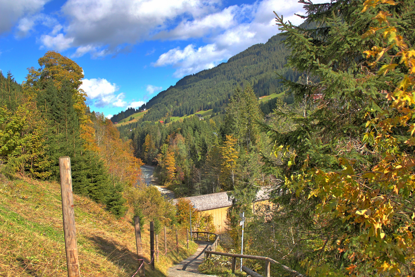 Kleinwalsertal, Pfad zur Breitach bei Höfle