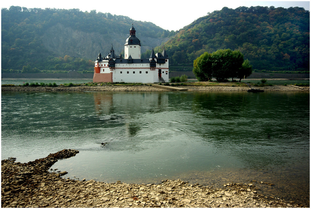 Kleinwasser am herbstlichen Rhein (Pfalzgrafenstein) -3-