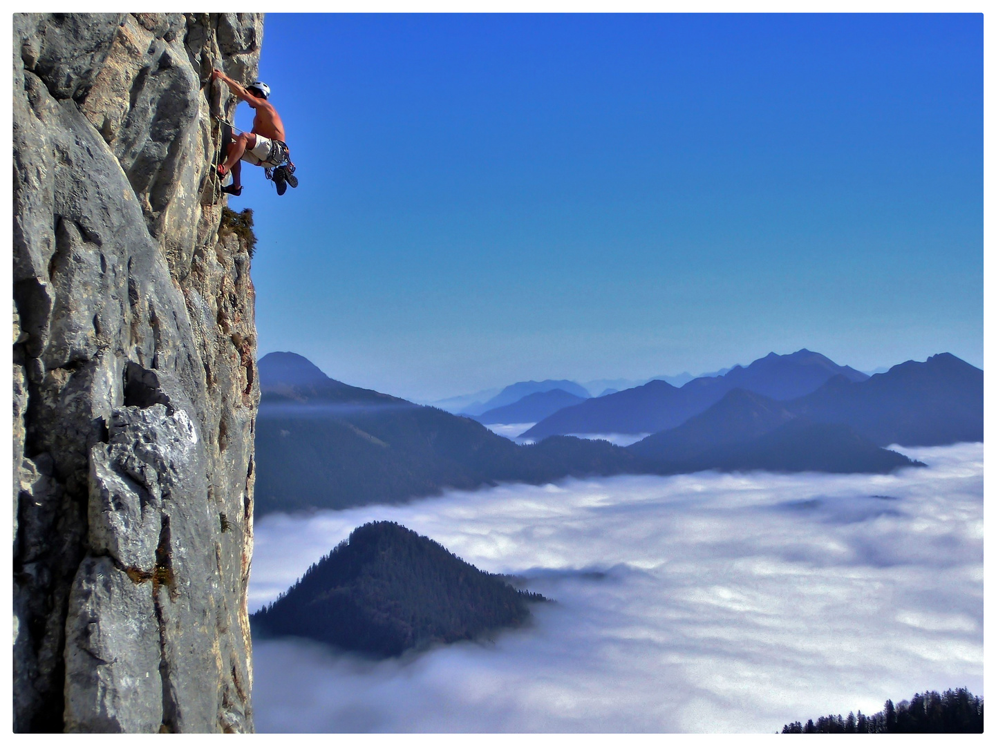 Kletterabenteuer über dem Hochnebel