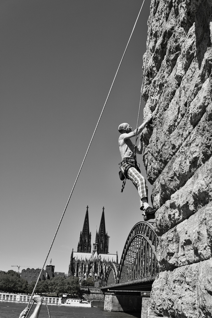 Kletterer Hohenzollernbrücke Köln