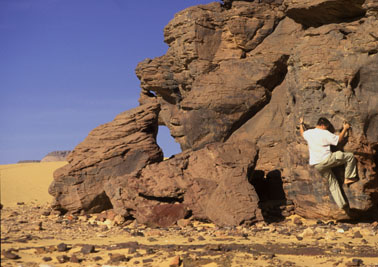 Klettern in der Sahara (Libyen)